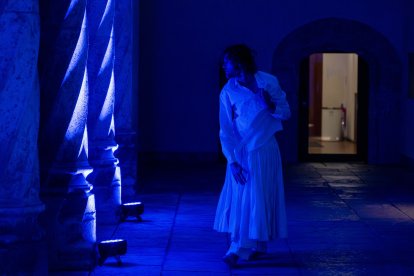 Actuación de Pau Arán Gimeno en el Museo de Escultura con su obra 'Seeking the Truth (en busca de la verdad)'.