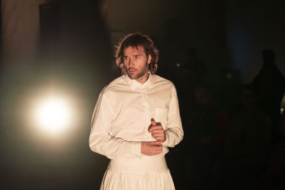 Actuación de Pau Arán Gimeno en el Museo de Escultura con su obra 'Seeking the Truth (en busca de la verdad)'.