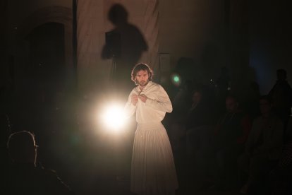 Actuación de Pau Arán Gimeno en el Museo de Escultura con su obra 'Seeking the Truth (en busca de la verdad)'.