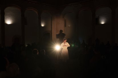 Actuación de Pau Arán Gimeno en el Museo de Escultura con su obra 'Seeking the Truth (en busca de la verdad)'.