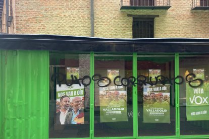 Pintadas en la caseta de campaña de Vox en Valladolid