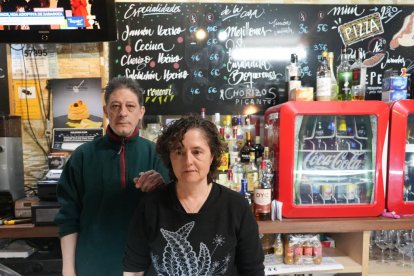 José Roberto Gijón con Marian Izquierdo, dueños del bar 'Mi Tapa' en el número 1