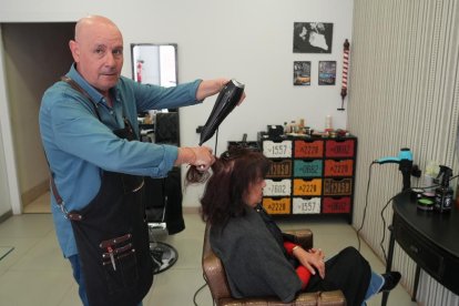 Fernando de la Fuente, gerente de la peluquería 'Más Por Menos' en el número 9