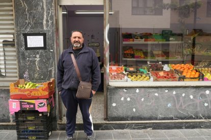 Antonio Giménez, dueño de la frutería 'Antonio' en el número 18
