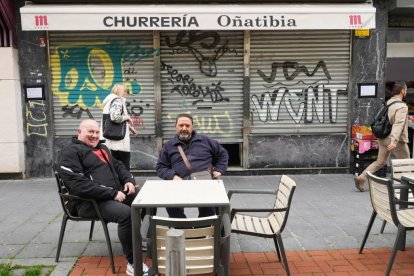 Francisco Berruezo, dueño de la churrería 'Oñatibia' sentado en la terraza con el frutero