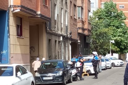 Patrulla de la Policía Municipal en la entrada del edificio del número 4 de la calle Olmedo