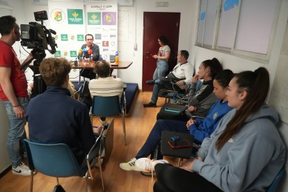 Jugadoras del Aula, presentes en la última rueda de prensa de Peñas.