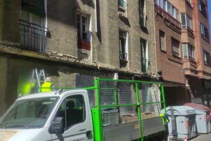 Operarios tapian la planta baja del edificio 4 de la calle Olmedo