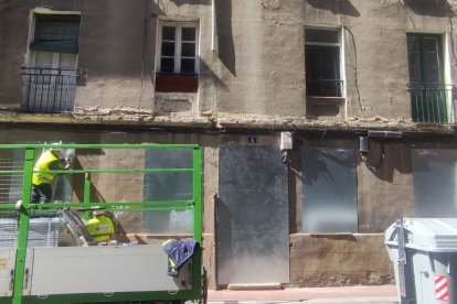 Operarios tapian la planta baja del edificio 4 de la calle Olmedo