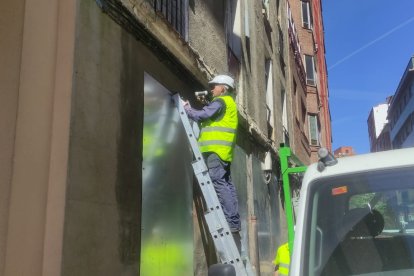 Operarios tapian la planta baja del edificio 4 de la calle Olmedo