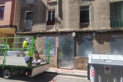 Operarios tapian la planta baja del edificio 4 de la calle Olmedo