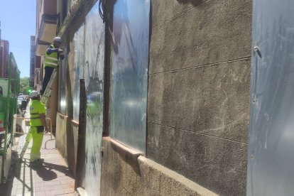 Operarios tapian la planta baja del edificio 4 de la calle Olmedo