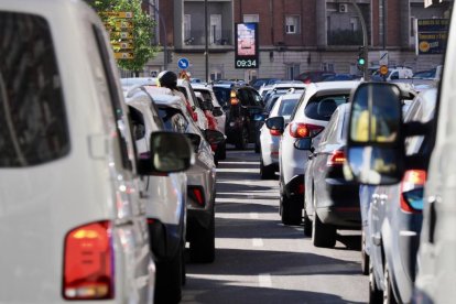 Corte parcial del Arco de ladrillo y atascos y retenciones producidas por el mismo a primera hora de la mañana del viernes en su primer día de corte