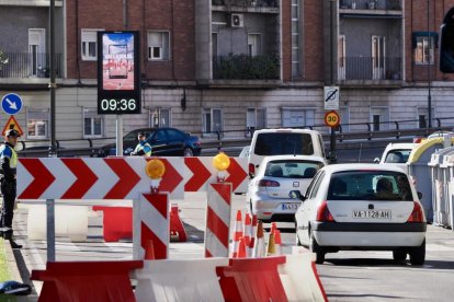 Corte parcial del Arco de ladrillo y atascos y retenciones producidas por el mismo a primera hora de la mañana del viernes en su primer día de corte