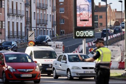 Corte parcial del Arco de ladrillo y atascos y retenciones producidas por el mismo a primera hora de la mañana del viernes en su primer día de corte