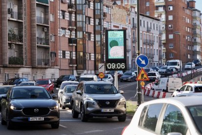 Corte parcial del Arco de ladrillo y atascos y retenciones producidas por el mismo a primera hora de la mañana del viernes en su primer día de corte