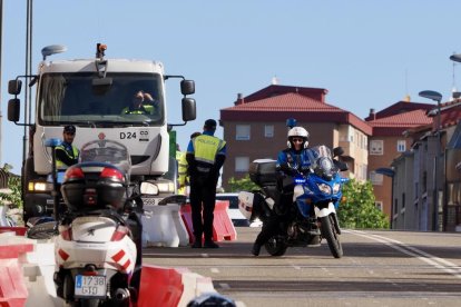Corte parcial del Arco de ladrillo y atascos y retenciones producidas por el mismo a primera hora de la mañana del viernes en su primer día de corte