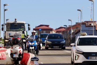 Corte parcial del Arco de ladrillo y atascos y retenciones producidas por el mismo a primera hora de la mañana del viernes en su primer día de corte