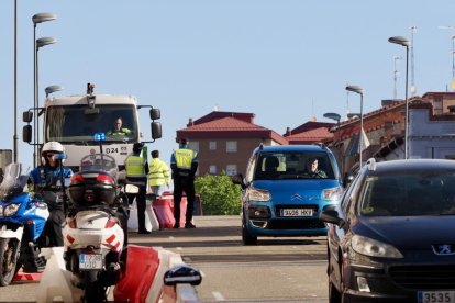 Corte parcial del Arco de ladrillo y atascos y retenciones producidas por el mismo a primera hora de la mañana del viernes en su primer día de corte
