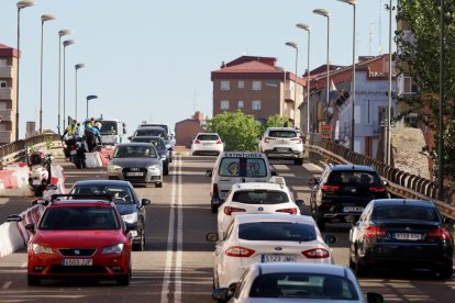 Corte parcial del Arco de ladrillo y atascos y retenciones producidas por el mismo a primera hora de la mañana del viernes en su primer día de corte