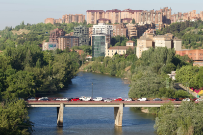 Atasco en el puente Adolfo Suárez