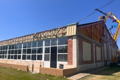 Obras en las piscinas cubiertas del Polideportivo Pablo Cáceres de Medina