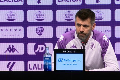Paulo Pezzolano en rueda de prensa
