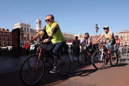 Salida de la bicicletada a favor del carril bici de Isabel la Católica.