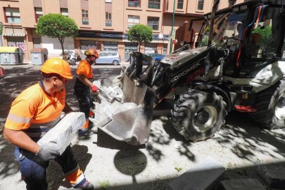 Obras para el nuevo carril bici en el paseo Juan Carlos I.