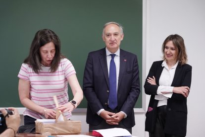 El rector de la Universidad de Valladolid, Antonio Largo Cabrerizo, y la consejera de Educación, Rocío Lucas, asisten al inicio de las pruebas de la EBAU.