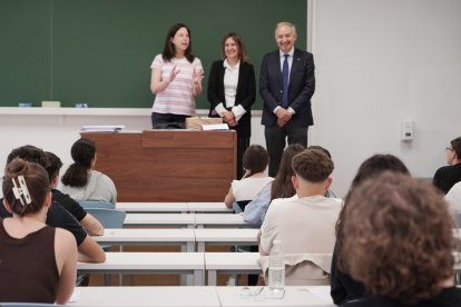 El rector de la Universidad de Valladolid, Antonio Largo Cabrerizo, y la consejera de Educación, Rocío Lucas, asisten al inicio de las pruebas de la EBAU.