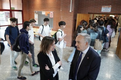 El rector de la Universidad de Valladolid, Antonio Largo Cabrerizo, y la consejera de Educación, Rocío Lucas, asisten al inicio de las pruebas de la EBAU.