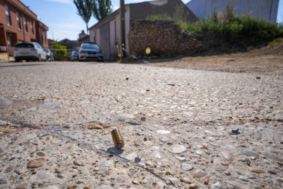 Casquillo de bala en el suelo tras el tiroteo producido en Geria