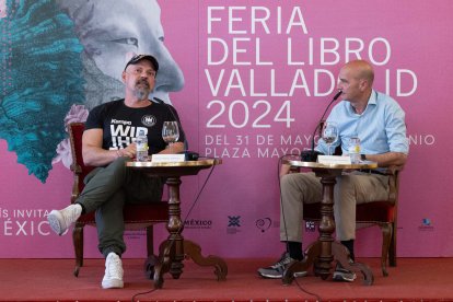 El escritor vallisoletano Premio Nadal de Novela, César Pérez Gellida, durante un encuentro literario de la Feria del Libro