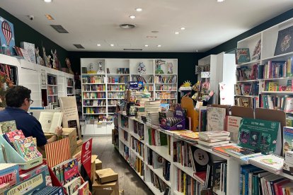 En un bosque con hojas es otra de las librerías de la calle Fray Luis de León en Valladolid