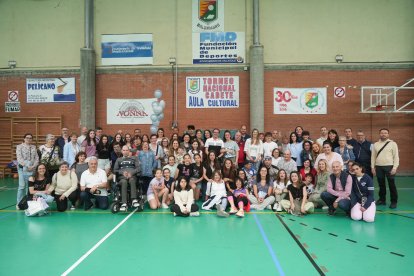 Aficionados posan con Peñas en el homenaje sorpresa al ya ex entrenador del BM Aula.