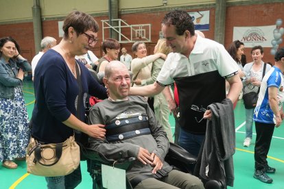 Peñas es felicitado por Charly Carballo.