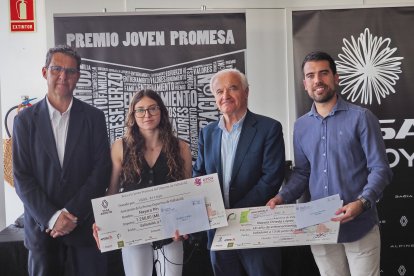 Entrega del Premio Joven Promesa a Nayara Pineda, junto al presidente de la APDV Guillermo Velasco y José Luis López Valdivielso.