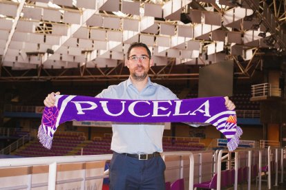 Lolo Encinas, con la bufanda del Pucela.