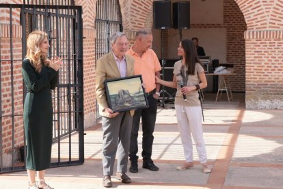 El arquitecto Rafael Moneo recoge el primer Premio 'Indecible' de manos del colectivo vecinal Cultivando Olmedo