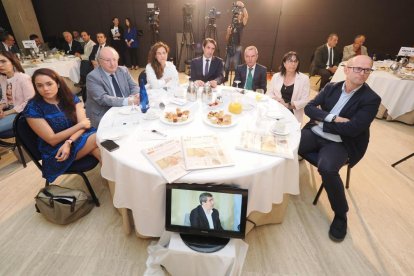 La concejala de Modernización Administrativa, Silvia Tomillo; el  presidente del CES, Enrique Cabero; la consejera-delegada de Edigrup, Adriana Ulibarri; el consejero de Medio Ambiente, Vivienda y Ordenación del Territorio, Juan Carlos Suárez-Quiñones; el concejal de Urbanismo, Ignacio Zarandona; la diputada de Valladolid, Myriam Martín Frutos; y el delegado de CyL de Iberdrola, Miguel Calvo, en el Club de Prensa 'Claves del futuro: Energía, Vivienda y Jóvenes’