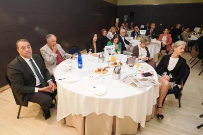 De derecha a izquierda: Ana Remis (El Mundo – Diario de Castilla y León), Isabel Clavero Mañueco (Secretaria de la Dirección Territorial de Comercio en Valladolid), Ana María García (1A Ingenieros), Carolina García Alonso (1A Ingenieros), Carmelo Alonso Temiño (Ordenación del Territorio) y Salvador Cruz García (Solaria). Club de Prensa El Mundo – Diario de Castilla y León ‘Claves de futuro: energía, vivienda y jóvenes’.