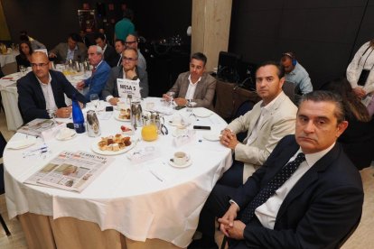 De derecha a izquierda: José Luis de la Fuente (RTVCyL), César López Pérez (Ayuntamiento de Serrada), Pablo García Tejerina (Abogado), David Mato (InmevA), Florencio Carrera Castro (Edigrup La 8 Valladolid) y Jorge Iglesias (Riegos del Duero), en el Club de Prensa El Mundo – Diario de Castilla y León ‘Claves de futuro: energía, vivienda y jóvenes’