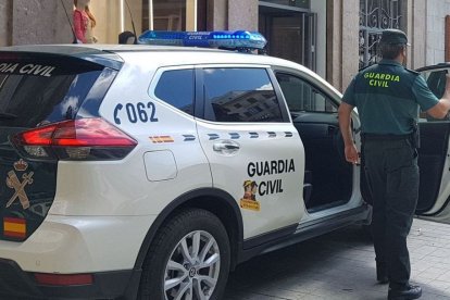 Dotación de la Guardia Civil durante la detención