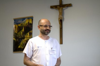 Diego Lorenzo Esteban (O.P.), recién nombrado sacerdote de Valladolid, en su despacho del Hospital Clínico Universitario.
