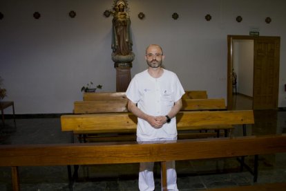 Diego Lorenzo Esteban (O.P.), recién nombrado sacerdote de Valladolid, en la capilla del Hospital Clínico Universitario.