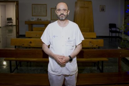Diego Lorenzo Esteban (O.P.), recién nombrado sacerdote de Valladolid, en la capilla del Hospital Clínico Universitario.