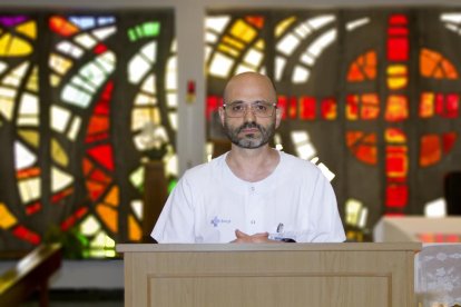 Diego Lorenzo Esteban (O.P.), recién nombrado sacerdote de Valladolid, en la capilla del Hospital Clínico Universitario.