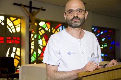 Diego Lorenzo Esteban (O.P.), recién nombrado sacerdote de Valladolid, en la capilla del Hospital Clínico Universitario.