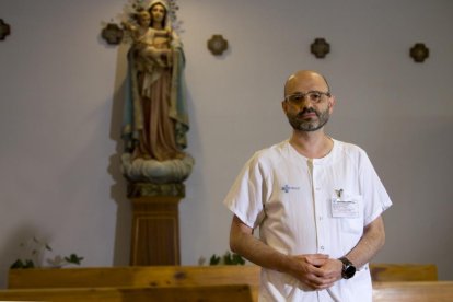 Diego Lorenzo Esteban (O.P.), recién nombrado sacerdote de Valladolid, en la capilla del Hospital Clínico Universitario.